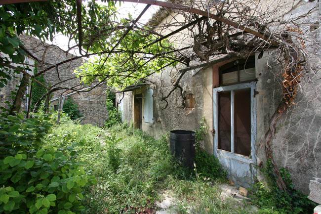 Maison de village à restaurer au coeur de la Drome provençale Maison de village à restaurer au coeur de la Drome provençale